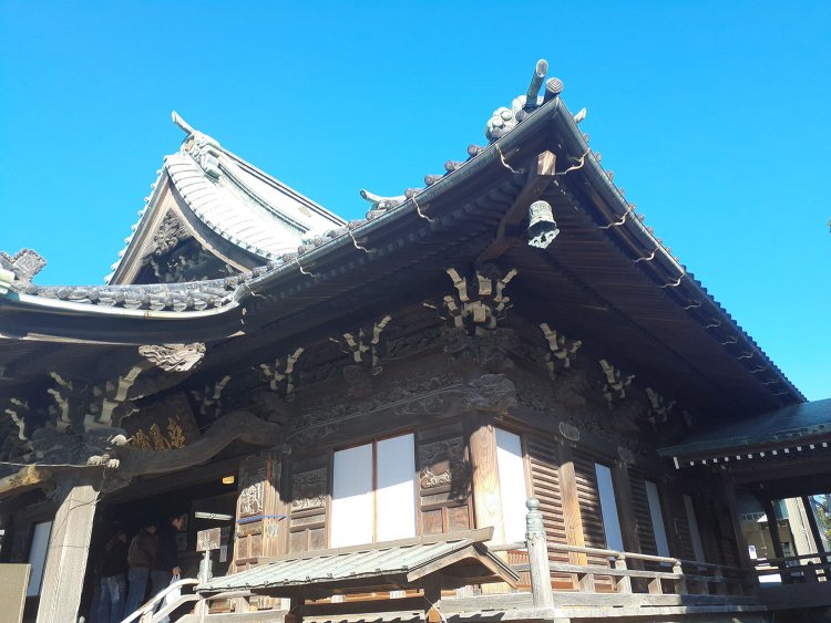 経栄山題経寺(通称：柴又帝釈天)の境内には、帝釈堂(写真)、祖師堂(本堂)、釈迦堂(開山堂)、大客殿、二天門、鐘楼など複数の建物があり、掃除するのも大変そうだ。
