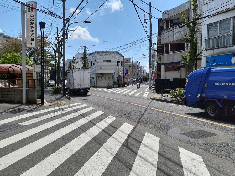 あけみが通った(と想像される)葛飾区立桜道中学校へは、朝日印刷(があったと想定される場所)から徒歩7、8分。柴又駅東側で柴又街道と斜めに交差するこの道が通学路か……。
