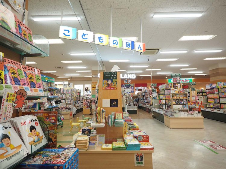 間口が広い児童書売り場がお出迎え。店内には子供用だけでなく、大人もくつろげる椅子もある。