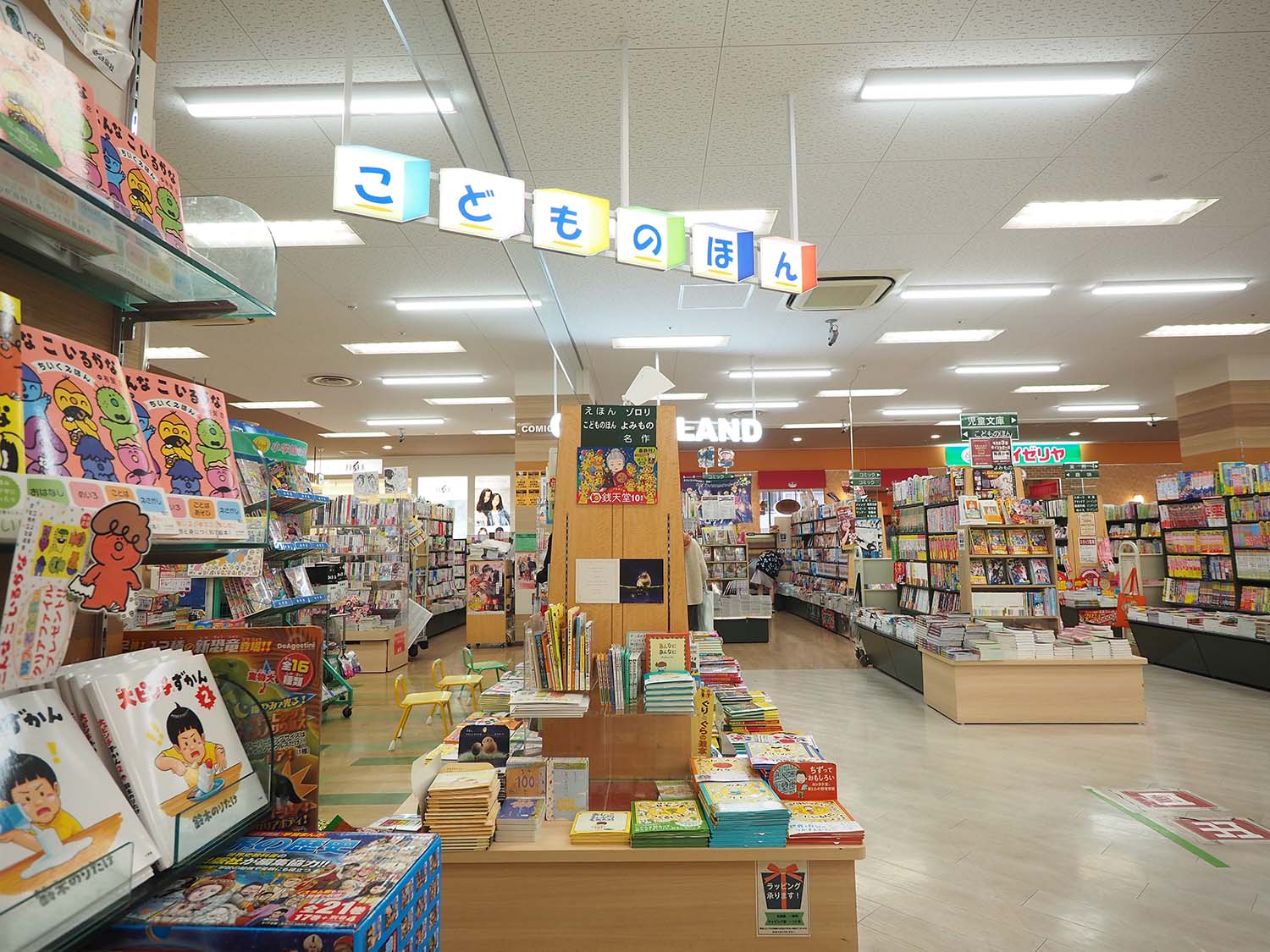 間口が広い児童書売り場がお出迎え。店内には子供用だけでなく、大人もくつろげる椅子もある。