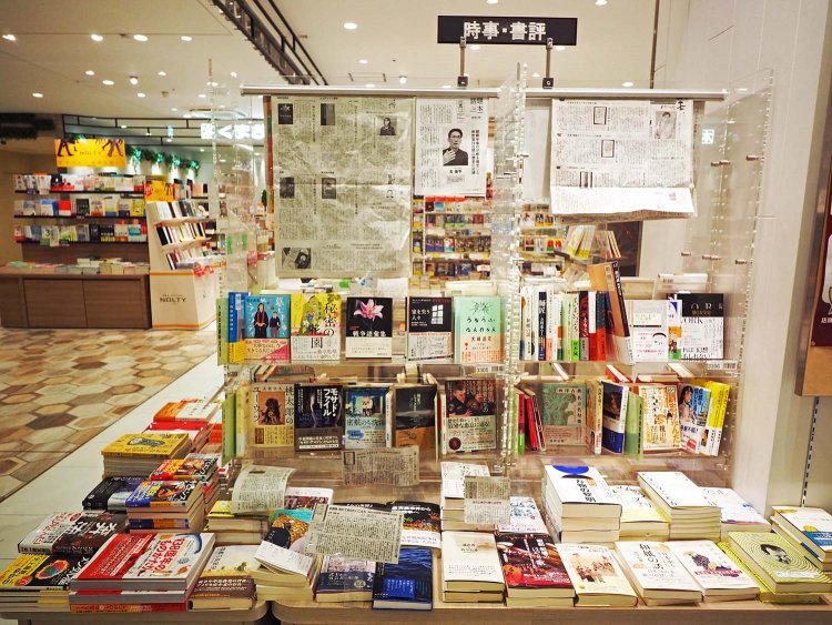 くまざわ書店の名物、書評コーナーは入り口至近に広く展開。