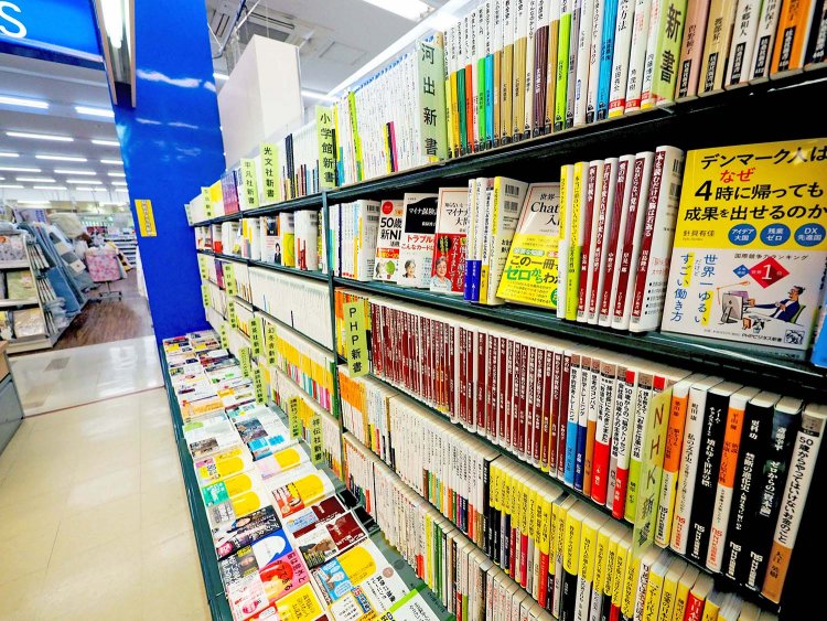 入り口付近にはビジネス書や新書が並ぶ。表紙で分かりやすいよう面陳する工夫も最近始めたとか。
