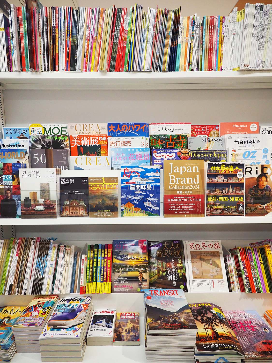 雑誌コーナーは立ち読み歓迎！　見やすい面陳の棚に、専門書から情報誌までさまざまな雑誌が揃う。
