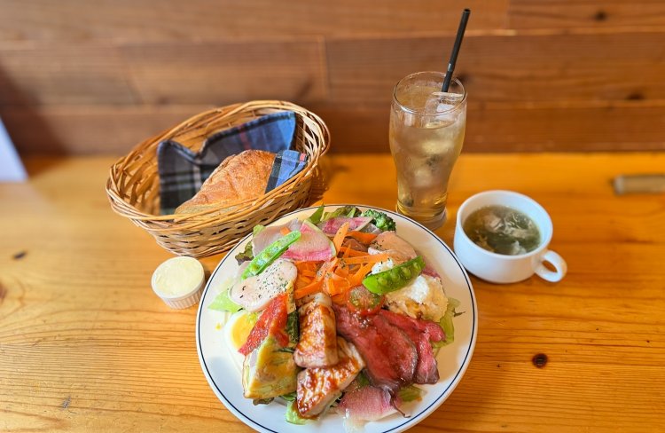 BistroUのサラダランチ1200円。