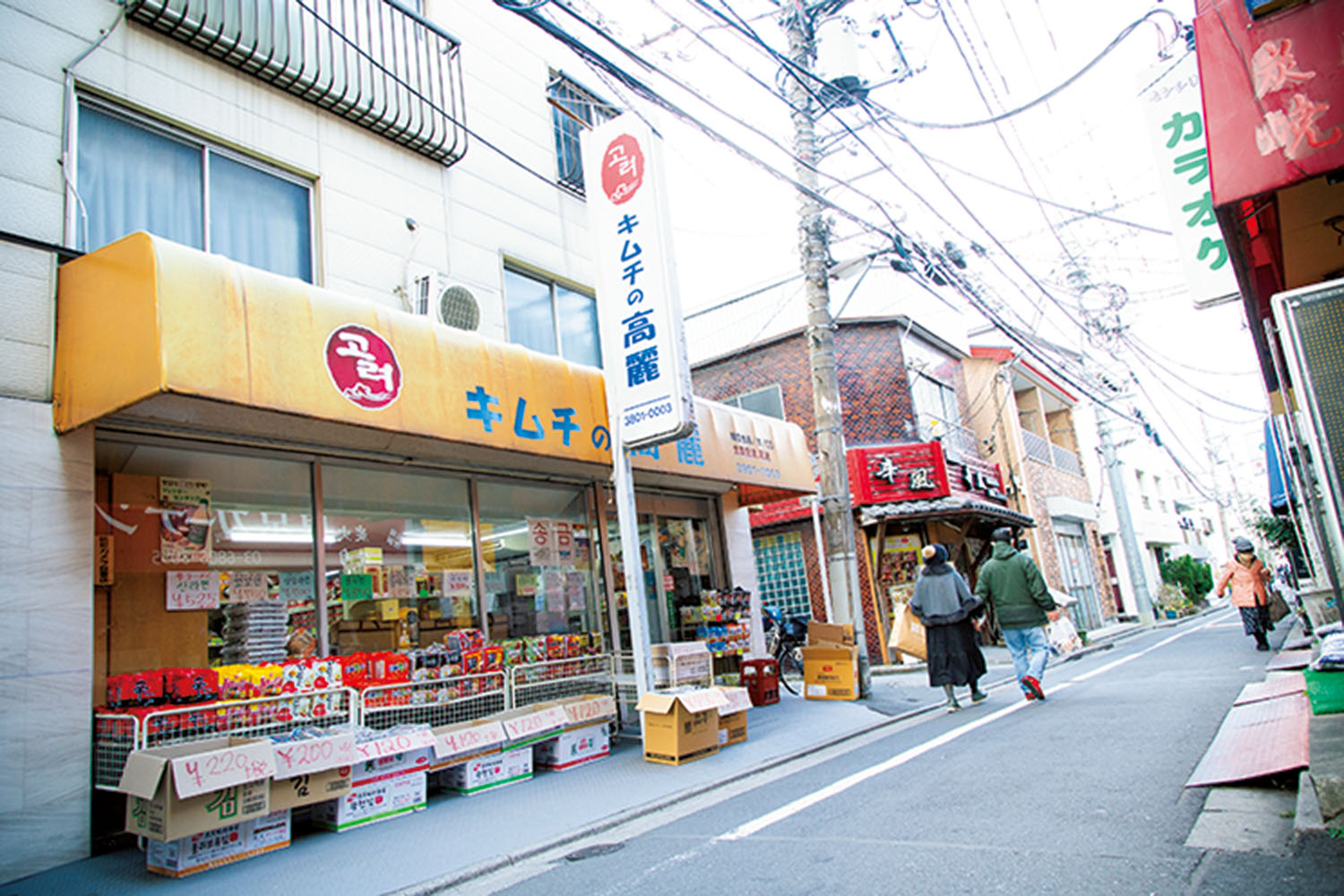 三河島駅の周辺を散策すると、韓国の食材店や焼き肉屋、韓国の教会などに出合う。