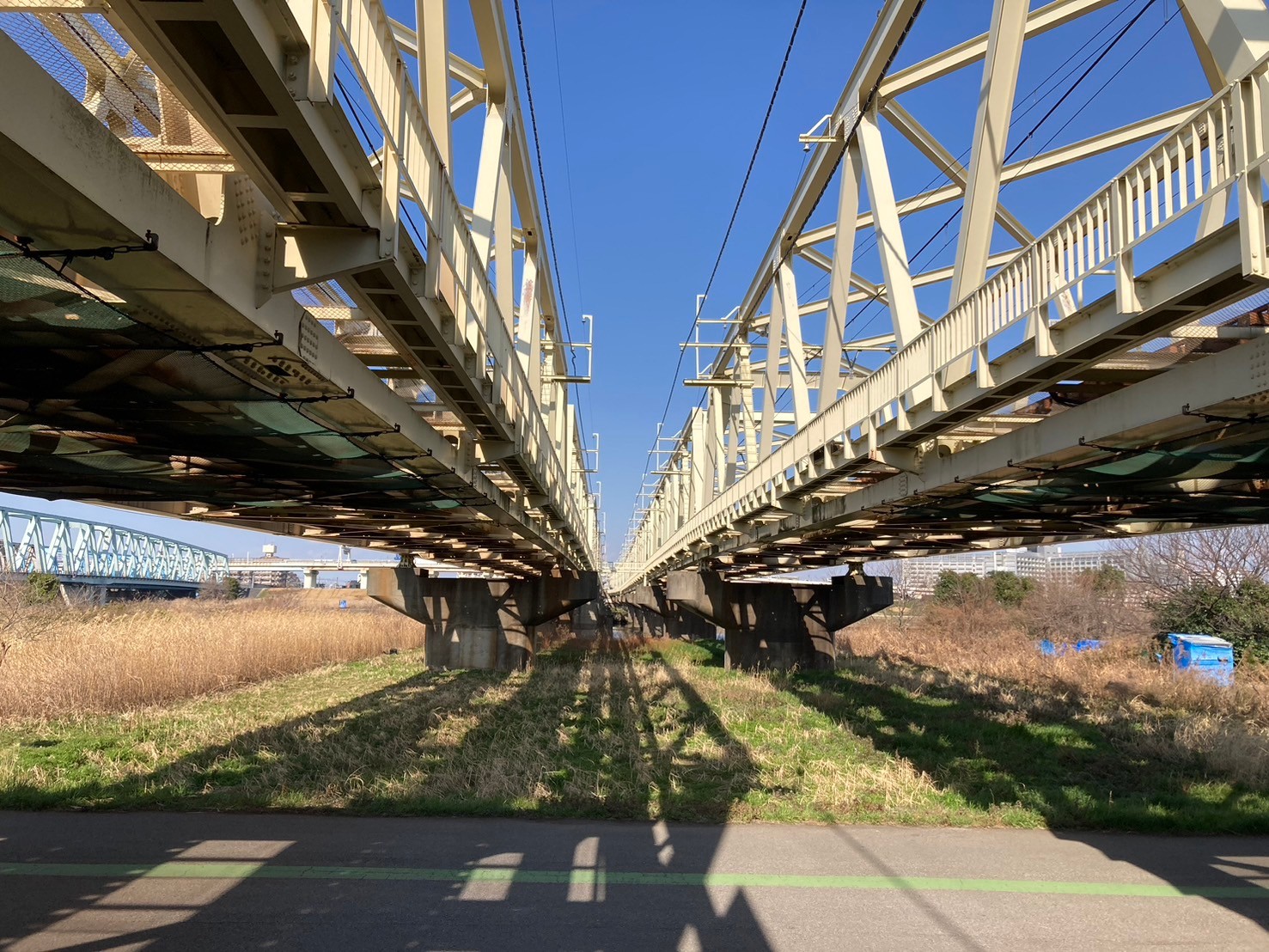 「東武伊勢崎線荒川放水路橋梁」を下から眺める。