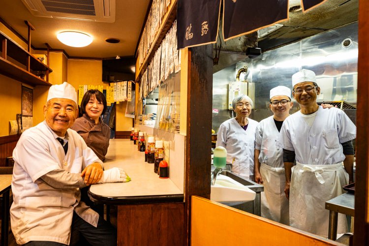 休日も全員で旅行に行くという仲がいい小山家の皆さん。左から2代目の小山芳成さん、女将（3代目の妻）の由香さん、2代目の妻のユキ子さん、4代目の佳祐さん、3代目の昌宏さん。