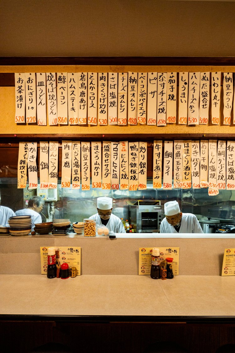 注文に迷うカウンター上の品書き。