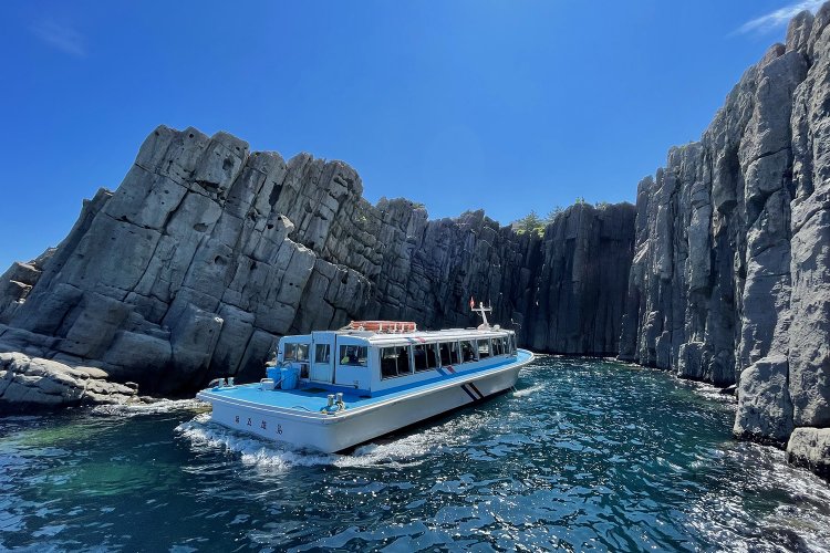 世界でも3カ所といわれる、大規模な柱状節理の断崖絶壁を周遊する東尋坊観光遊覧船。船からしか見られない絶壁にも、実は恐竜がひそんでいるらしい!?