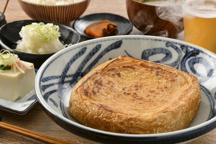 福井県民にはおなじみの老舗『谷口屋』の竹田の油揚げ。外はサクッと香ばしく、中はジューシー。メインになる味！