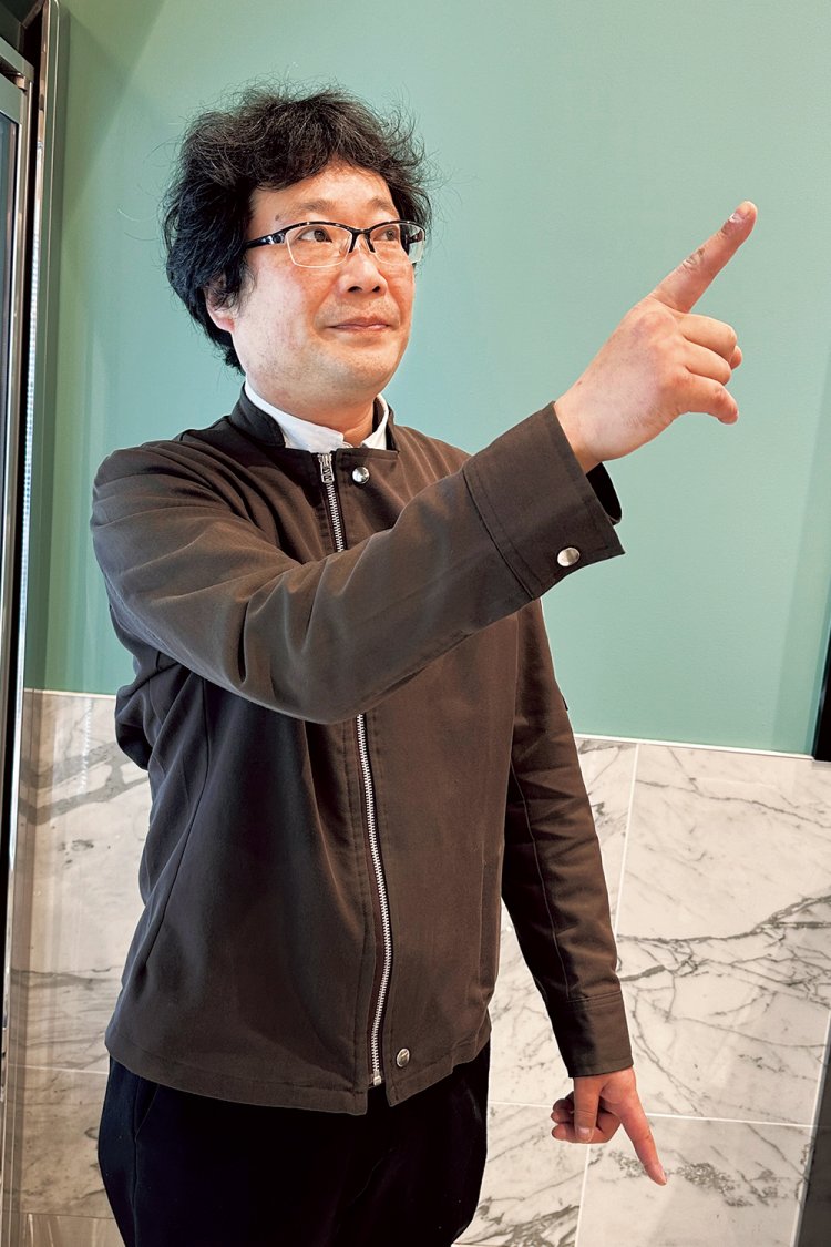 グロッサリー担当の澁谷博行さん。「お探しの商品、お好みの味、なんでもお尋ねください！」 