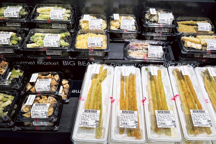 青果売場のいまが旬の野菜を使った総菜がおすすめ。超ロングサイズの「アスパラガスフライ」など。
