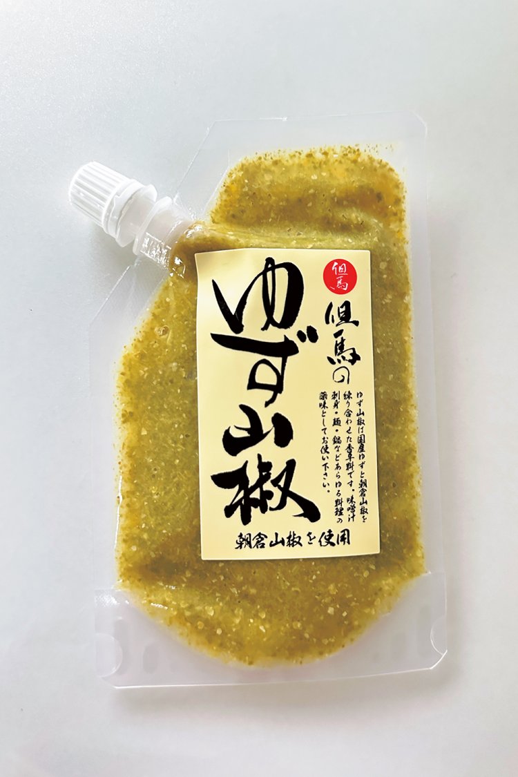 地元産の天滝ゆずの皮と朝倉山椒を練り合わせたさわやかな香辛料。味噌汁、刺身、麺、鍋などあらゆる料理の薬味に。『但馬（たじま）醸造所』の「但馬のゆず山椒」。