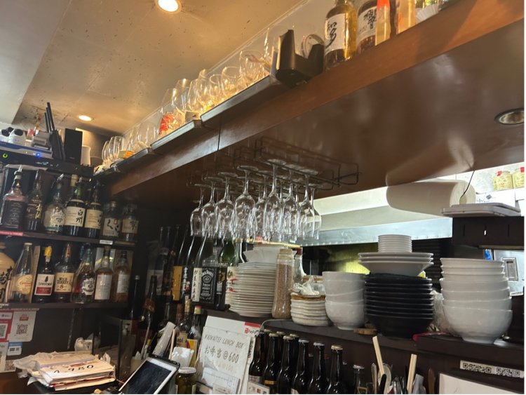 落ち着いた雰囲気の店内、ワイングラスがずらりと並ぶ。