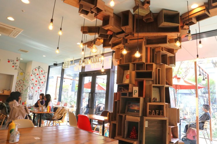 窓際には“リンゴの木”をイメージした柱がある。