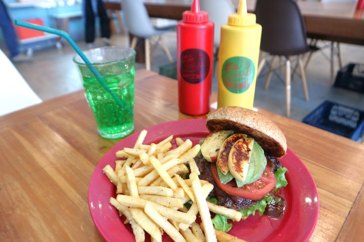 フライドポテト、ドリンク付きのバーガーセット1380円。Adam’sバーガーは初めての来店におすすめ。