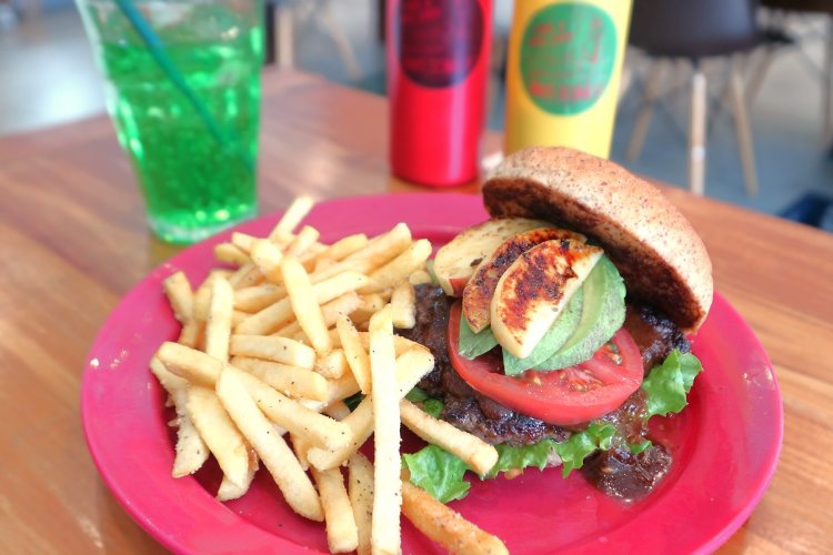 焼きりんごのスライスが入ったAdam’sバーガー（写真はバーガーセット1380円）。