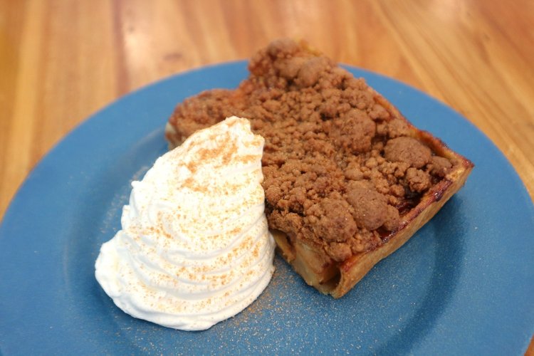 Adam’s オリジナルアップルパイ550円（ドリンク付きは950円）は、しっとりとした生地のアメリカンスタイル。