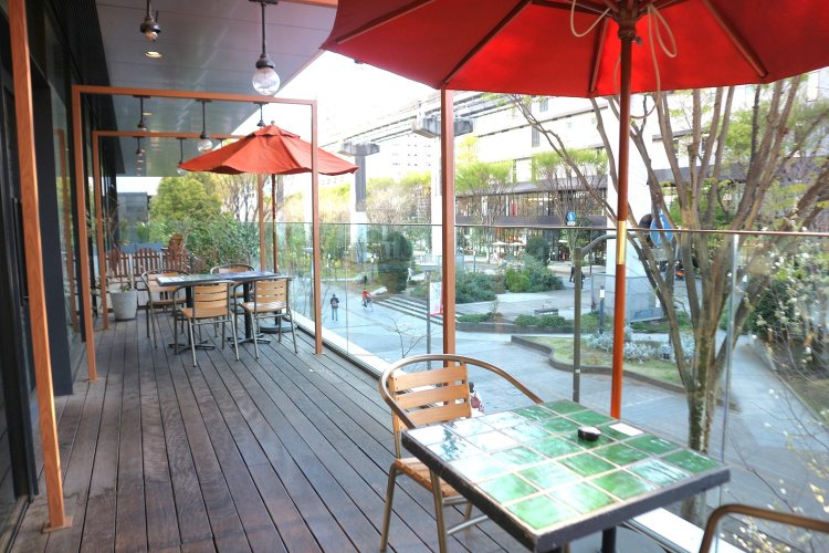 広々としたテラス席も大人気！