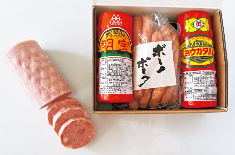 地元精肉店だからできる名産ハムの共演「明方（みょうがた）ハム」「明宝（めいほう）ハム」と自社ソーセージの贈答セット（箱・保冷剤込み）。