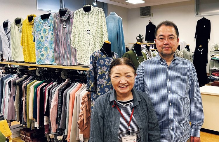 高橋さん親子が営む婦人服の『おおさかや』。小さな町なのでかぶらないよう一点モノが多く、掘り出し物に出合える。