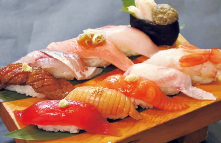 実は富山湾まで車で2時間余りという立地の郡上エリア。寿司は富山直送の新鮮なネタが自慢だ。テイクアウトも可。