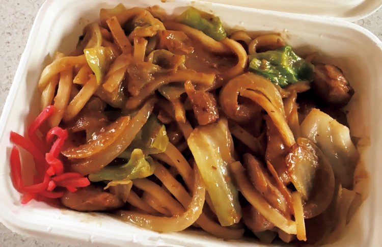 郷土料理の味付き鶏肉を野菜と炒める「けーちゃん」を焼きうどんにして提供する『めん処更科（さらしな）本店』。 