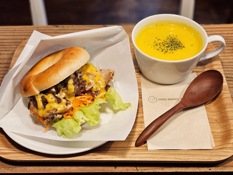 季節限定メニュー ハニーマスタードチキン650円、日替わりスープ450円。