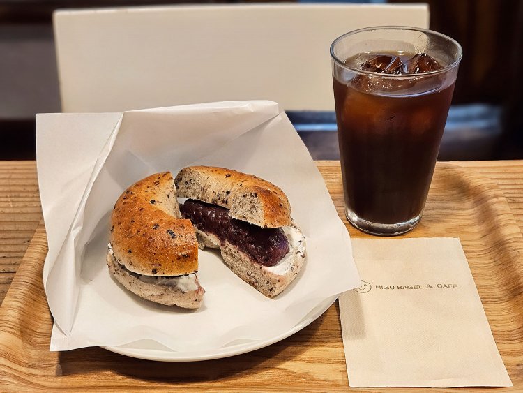 あんこ＆クリームチーズサンド470円、アイスコーヒー420円。