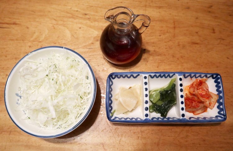 メインのおいしさを引き立てる副菜たち。ドレッシングは希望があれば他の味に変更可能。