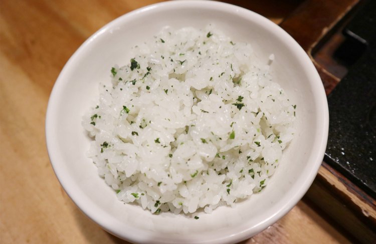 ランチのご飯は白米としそご飯から選べる。今回はしそご飯をチョイス。