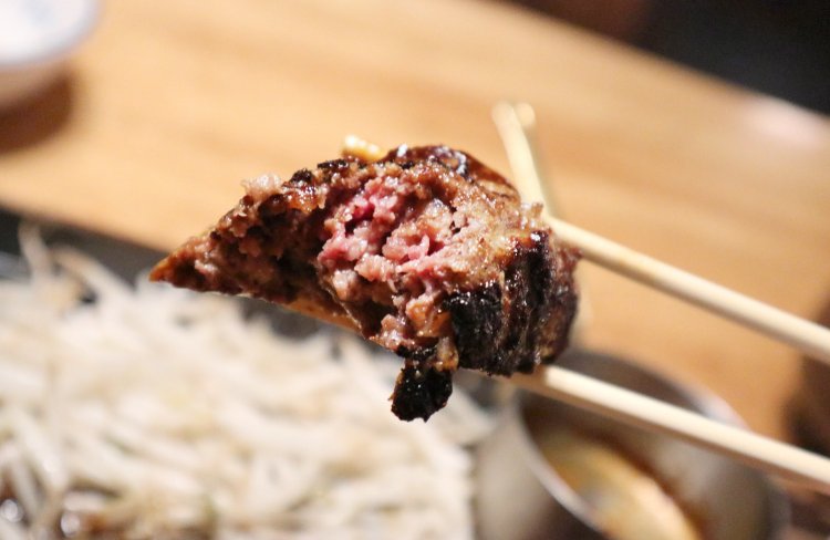 肉の赤みが神々しく輝く。柔らか系ハンバーグにはない、しっかりとした歯ごたえ！