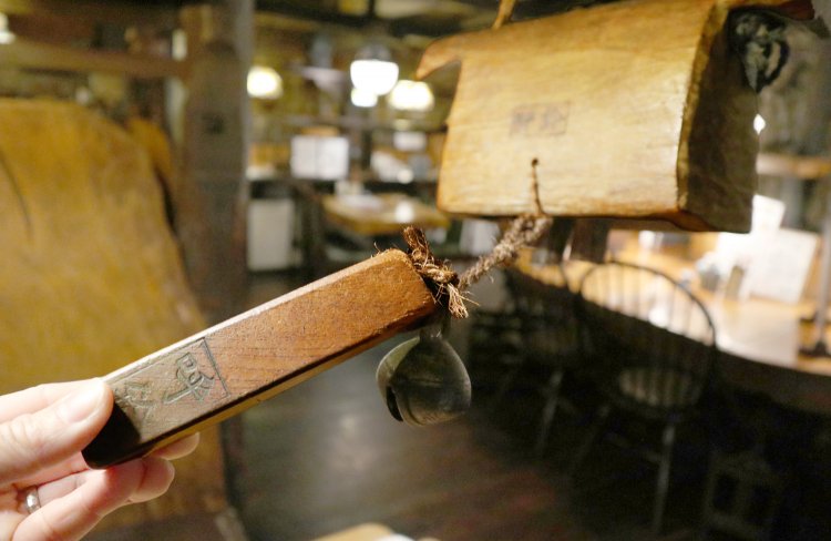 各席にある呼び鈴。熟練スタッフの中には、呼び鈴の鳴らし方で常連さんを判別できる方もいるんだとか（！）。