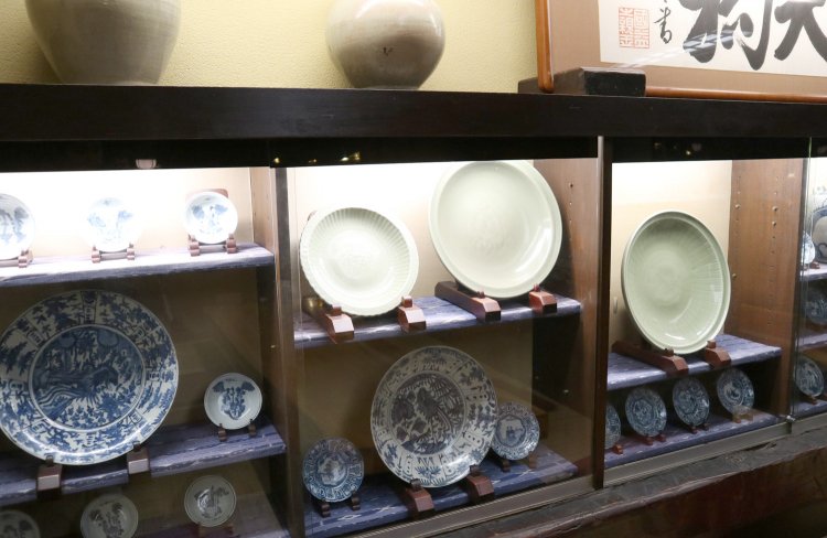 展内に飾られる骨董品の数々。中にはかなりのお値打ちの品もあるそう……。