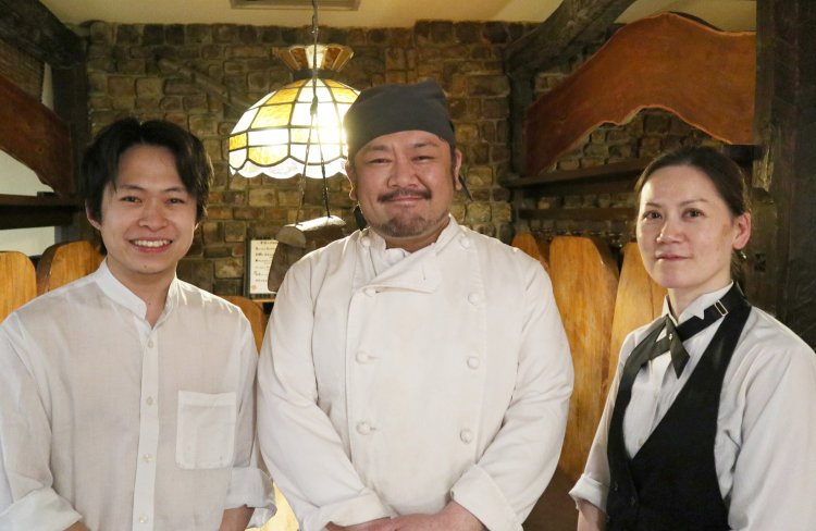 『菩提樹』の皆さん！中央に立つのが店長の浅川さん。