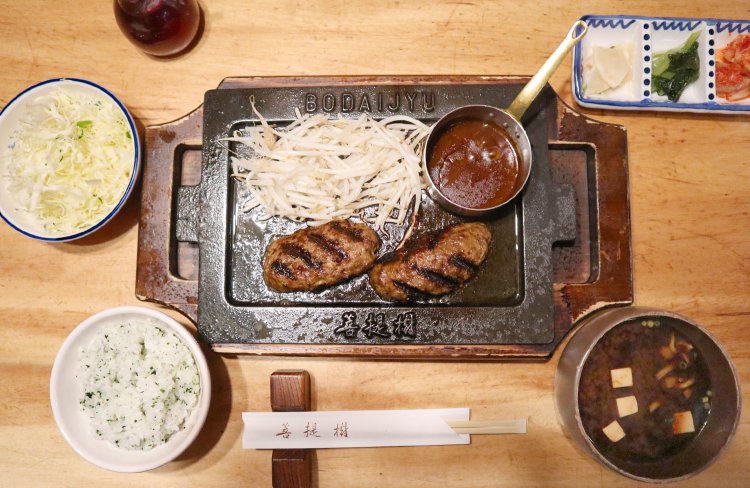 1日限定20食、A5和牛ハンバーグ1980円。サイドメニューはおかわり自由！