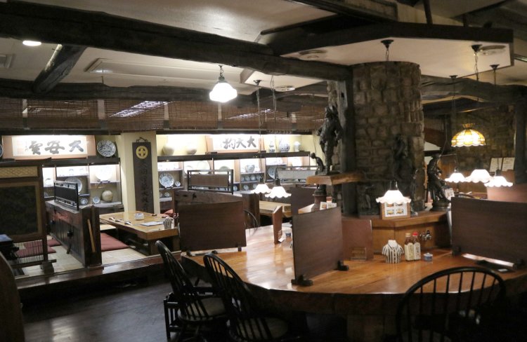 雰囲気たっぷりの店内。中央の柱や各テーブルは、群馬県産の一本木をバラして作った一点モノ。