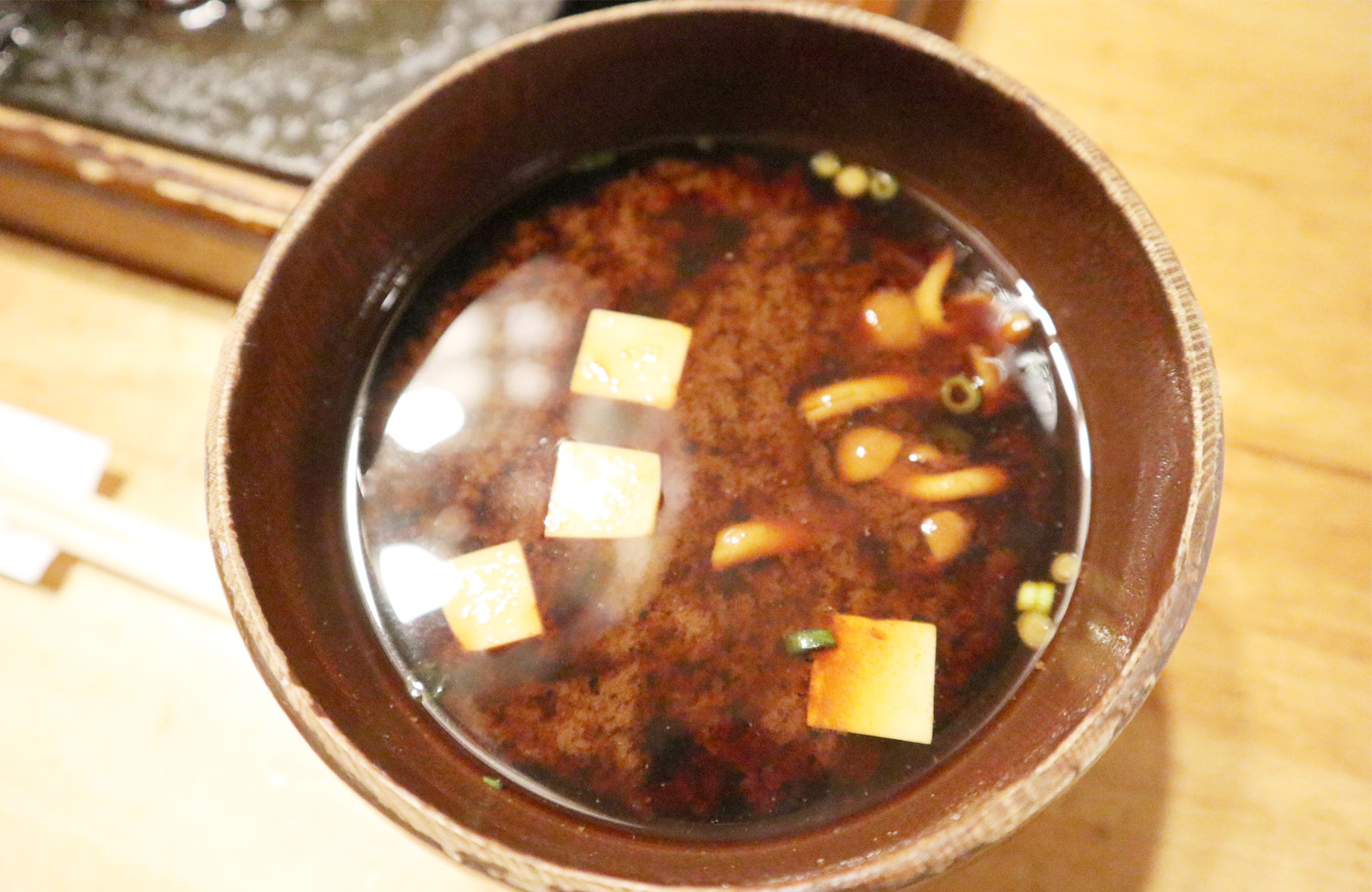 ねぎ、豆腐、なめこが入った赤出汁ベースの味噌汁。塩味と旨味がナイスバランス！