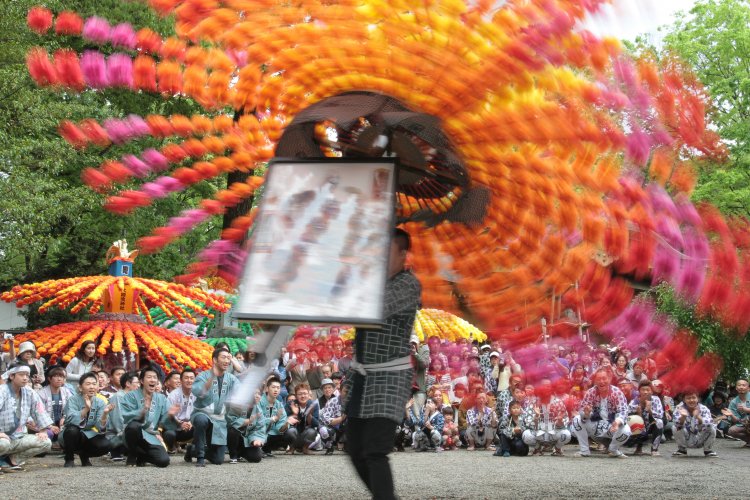 大きな万灯を操る姿は圧巻の一言。
