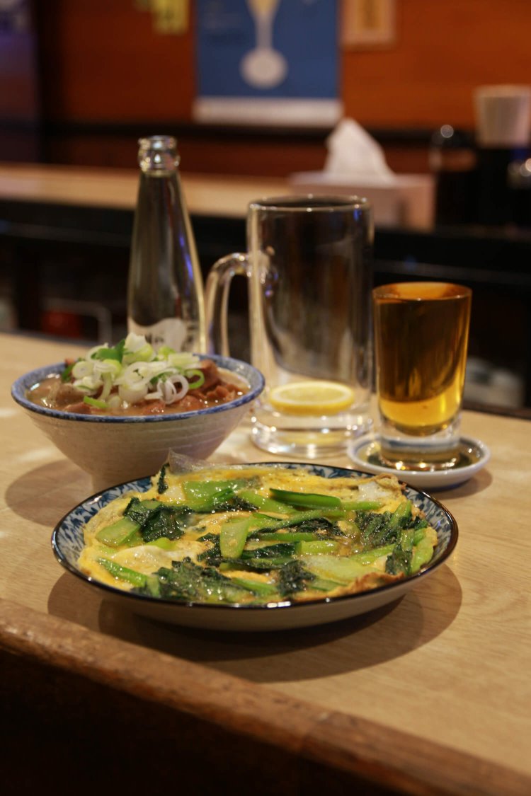 『酒処 大林』の、こまつなたまごとじ 350円。もつにこみどうふ 400円。 赤ハイ 450円、ソーダは 200円。