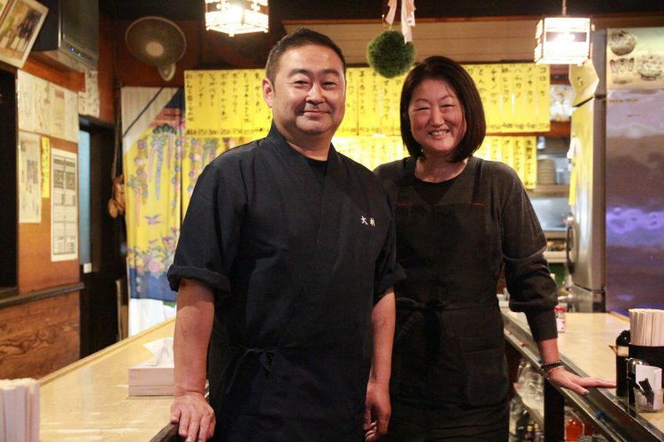 店主の青木康徳さんと妻・友紀さん。