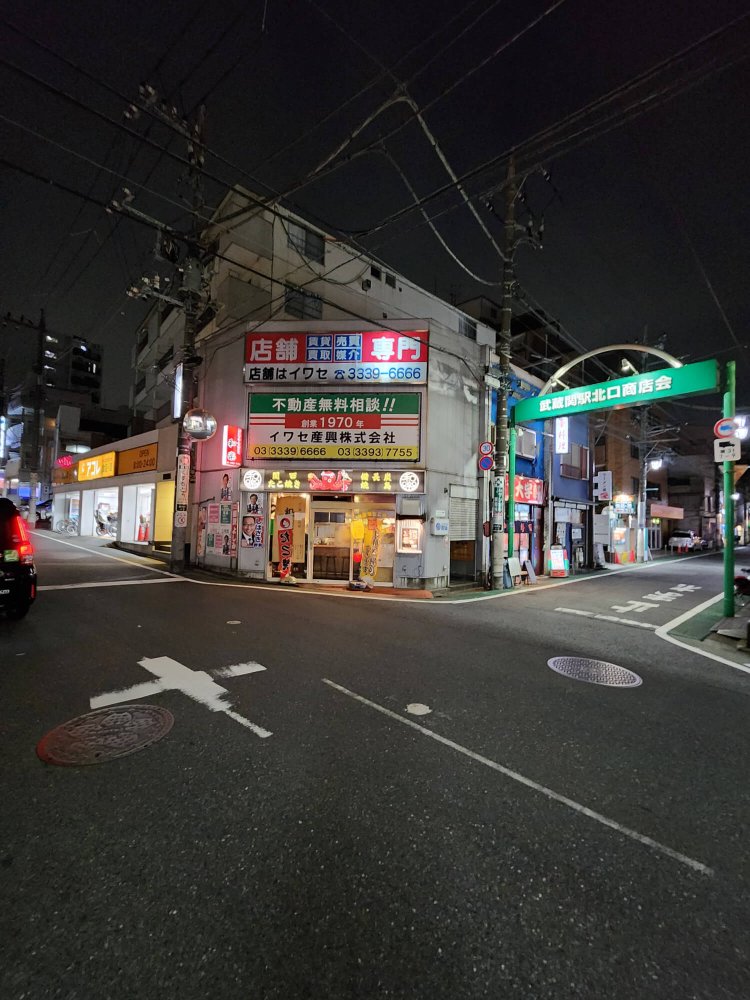 角地で異様な存在感を放つ『たこ焼き・焼鳥専門店 和楽』。
