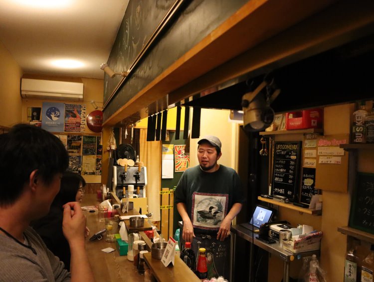 『SHIPPO』店内。いつでもフランクな店長の芳賀さん。