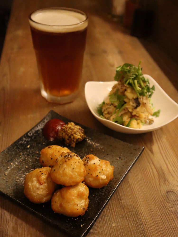 自家製ナゲット 350円。クミン香るポテサラ 350円。 クラフトビールLサイズ 650円。