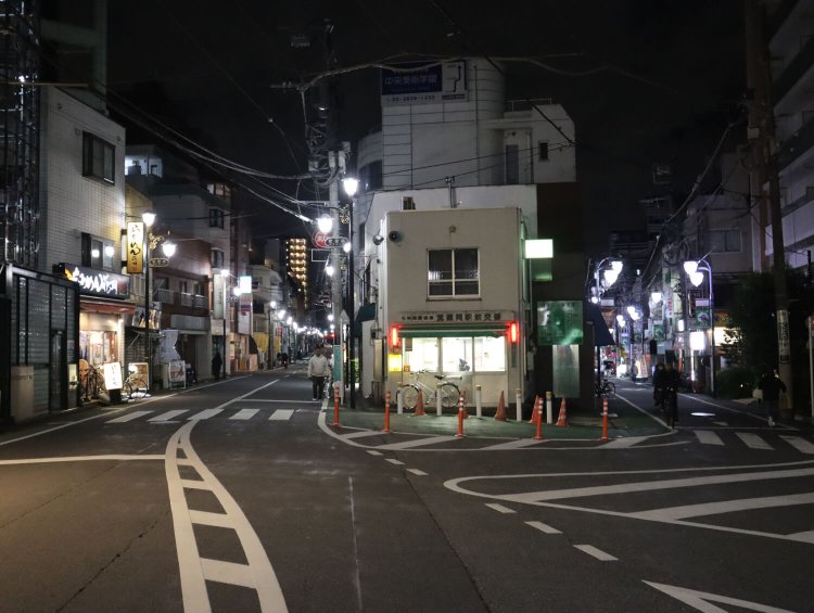 交番を境にして二又に分かれる。どちらを選んでも、酒場天国。