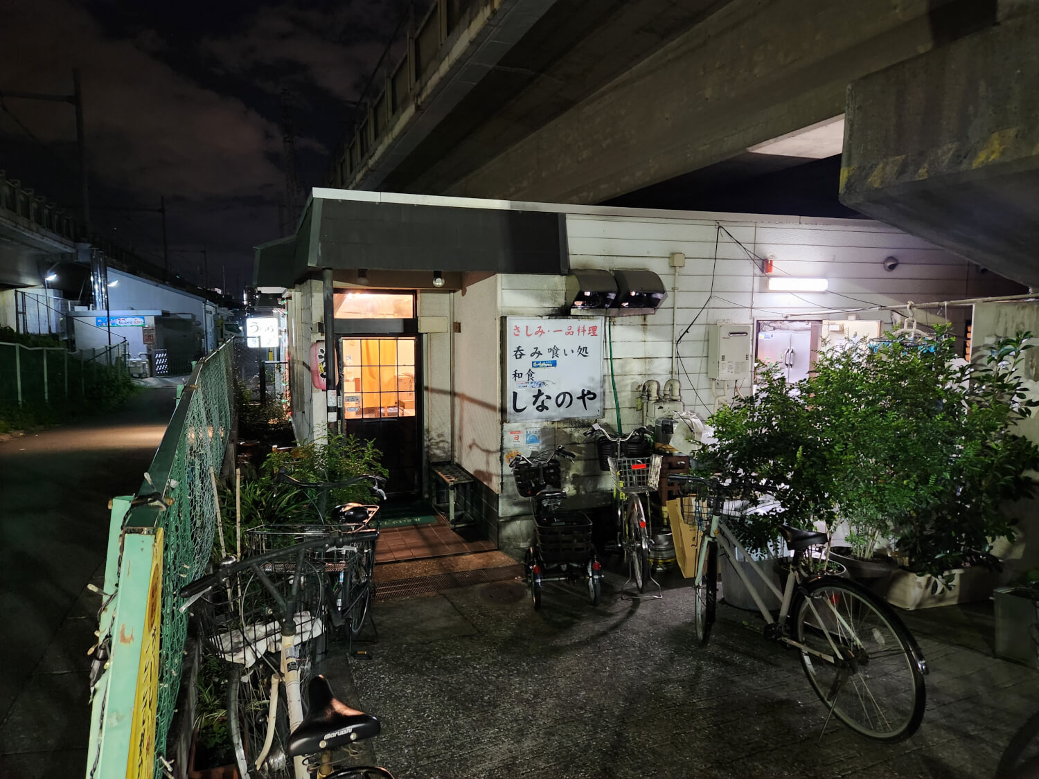 京浜東北線の高架下の『しなのや』は、界隈でも人気の酒場だ。