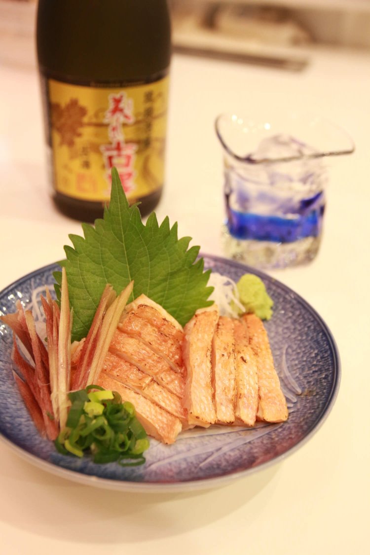 この日の釣り魚は金目鯛。 炙り刺800円の旨さに泣ける。泡盛430円～もGood。