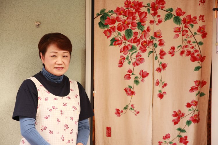 沖縄好きな店主の田中さん。店内にちらりとテイストを加える。