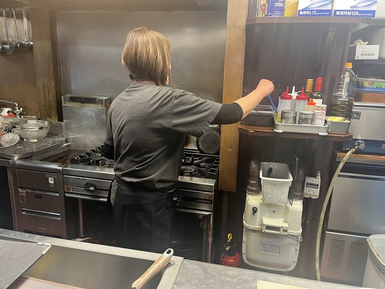 調理中のオーナー・尾崎さん。