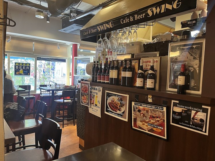 お店に並ぶさまざまな国のワイン。